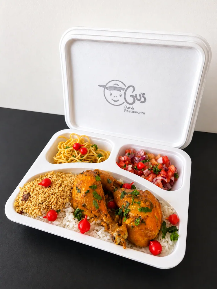 Prato completo com frango, arroz, acompanhamentos e salada