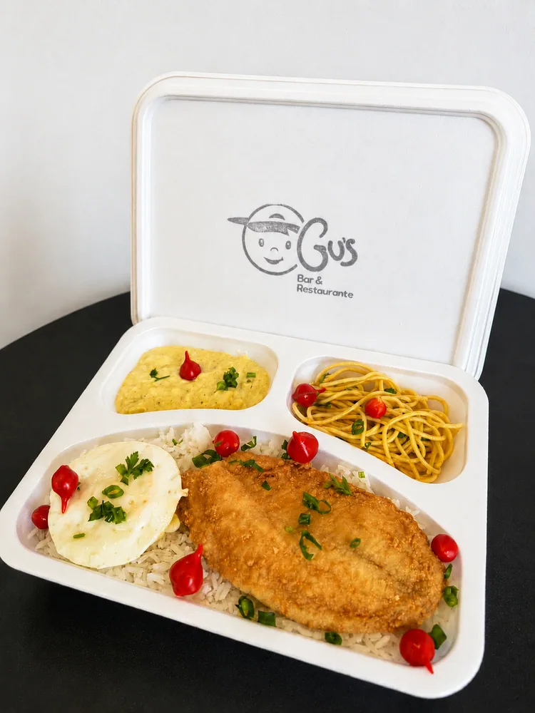 Prato completo com filé empanado, arroz, massa e salada