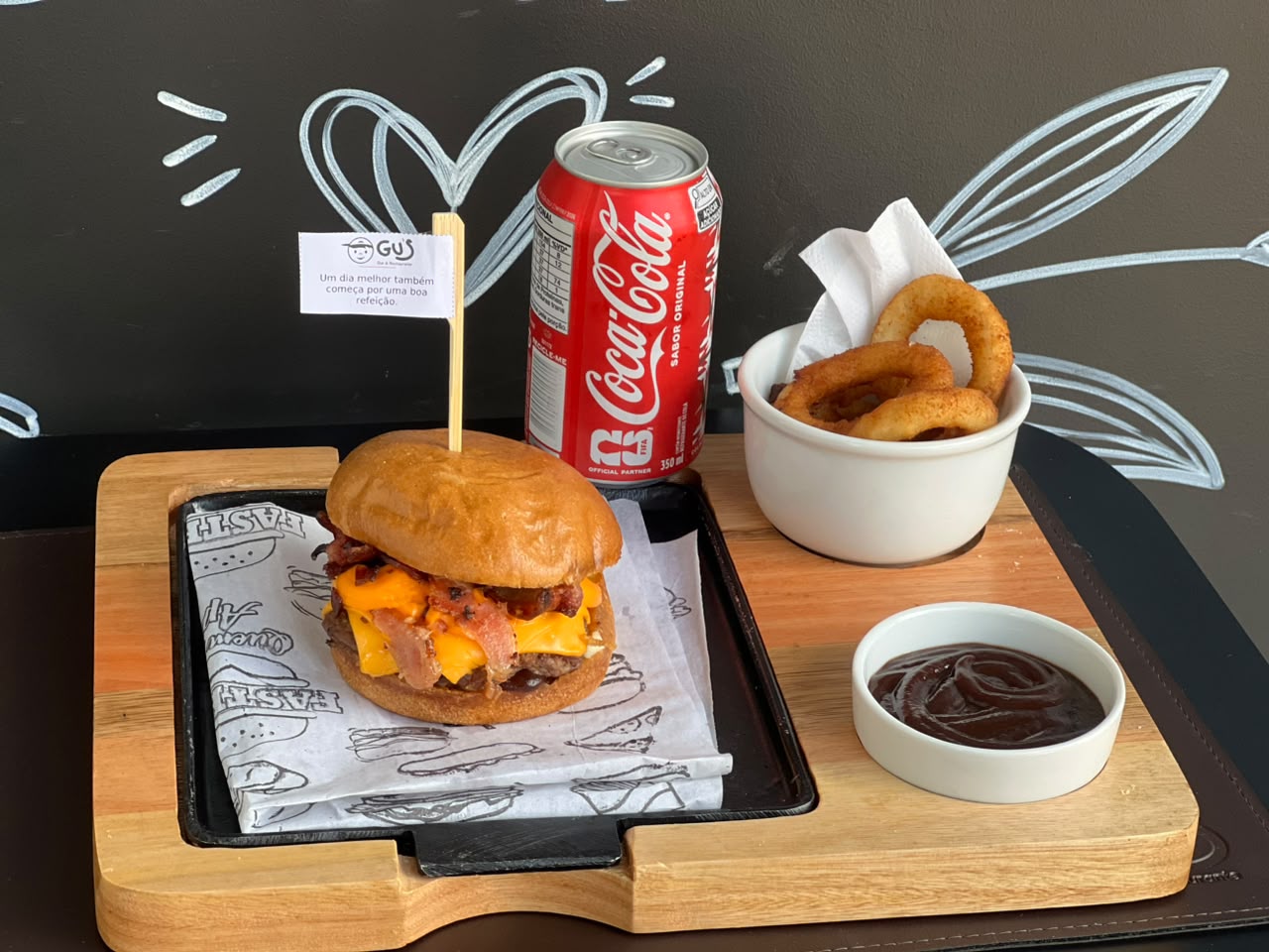 Combo Gu's com hambúrguer, onion rings e refrigerante